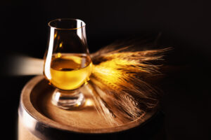 Ein Glas Whiskey auf Eichenfass - Whisky Geschichten