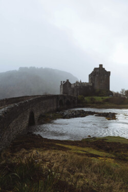 Nebliger Blick auf Eilean Donan Castle, Vereinigtes Königreich