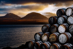Paps of Jura von Islay, Schottland, im Dezember - Whisky Geschichten